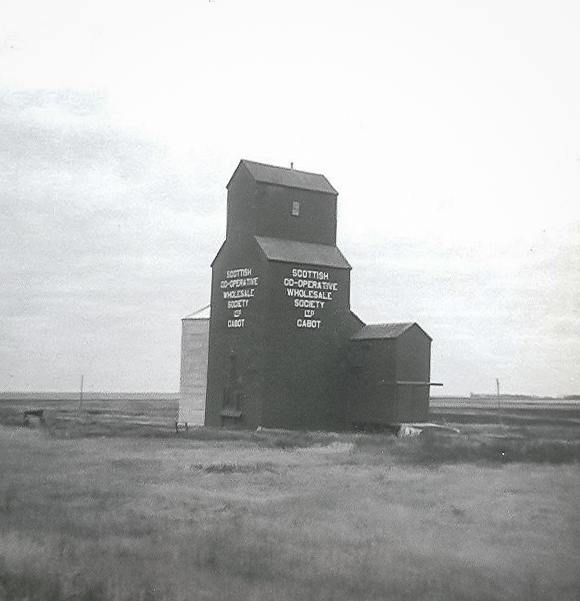 Cabot, MB grain elevator, 1970. Photo by Paul Newsome.