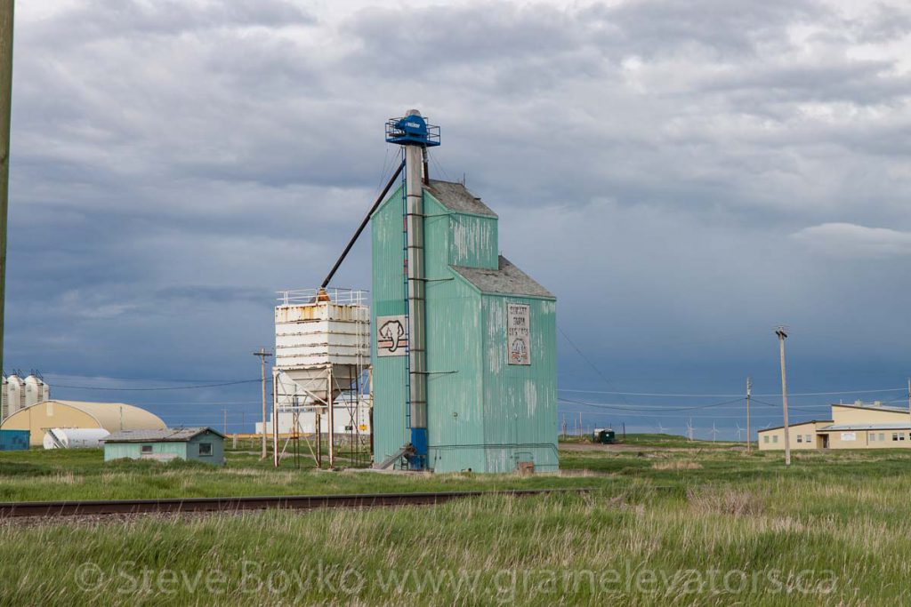 Sinnott Farm Services "elephant" fertilizer elevator, Pincher Station, May 2016