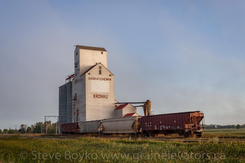 Kronau grain elevator and rail cars, August 2015