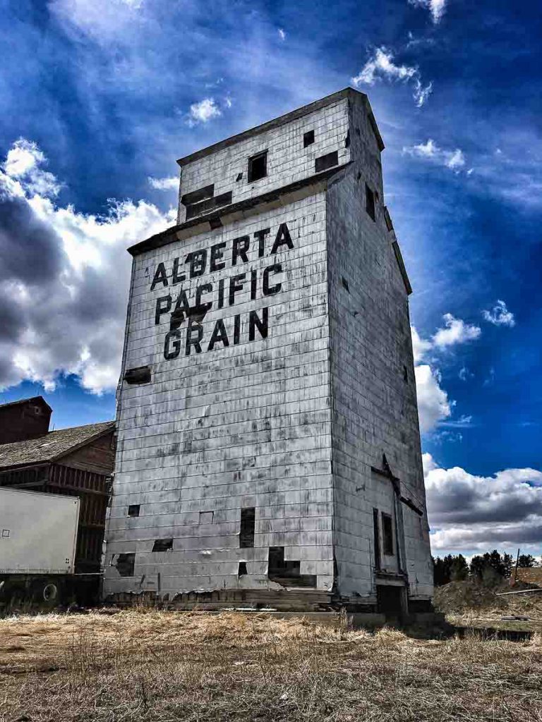 Lousana, AB grain elevator. Contributed by Jenn Tanaka.