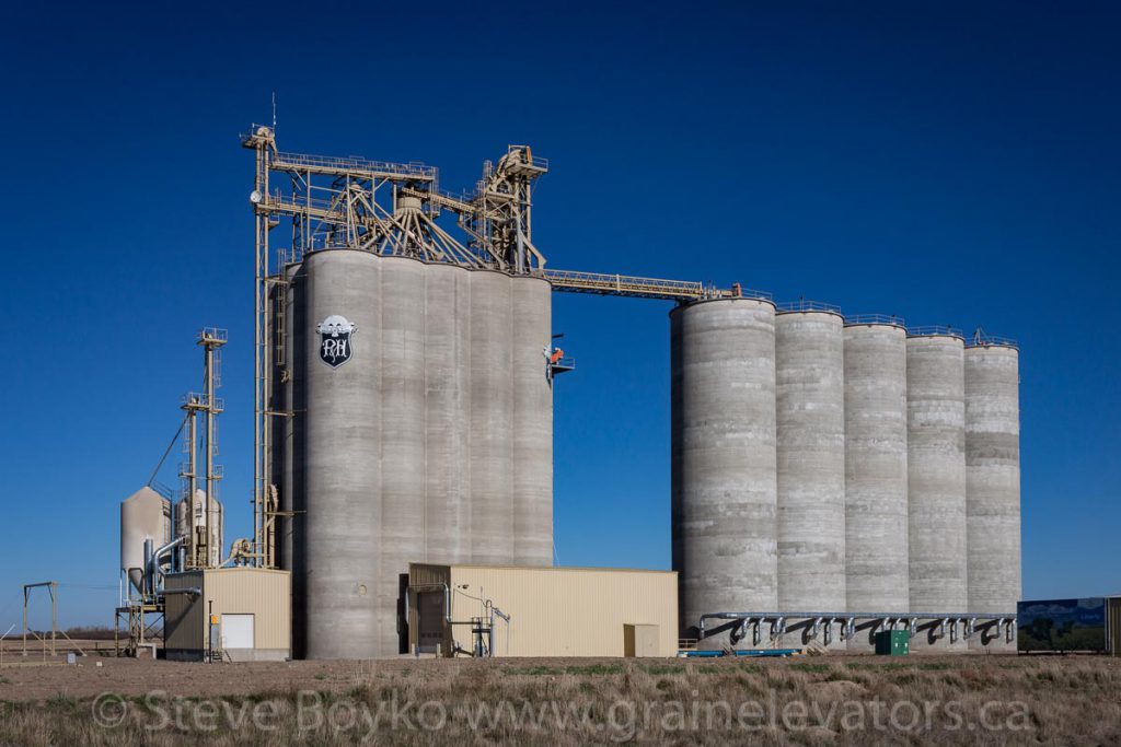 Parrish & Heimbecker grain elevator at Bow Island, AB, October 2015
