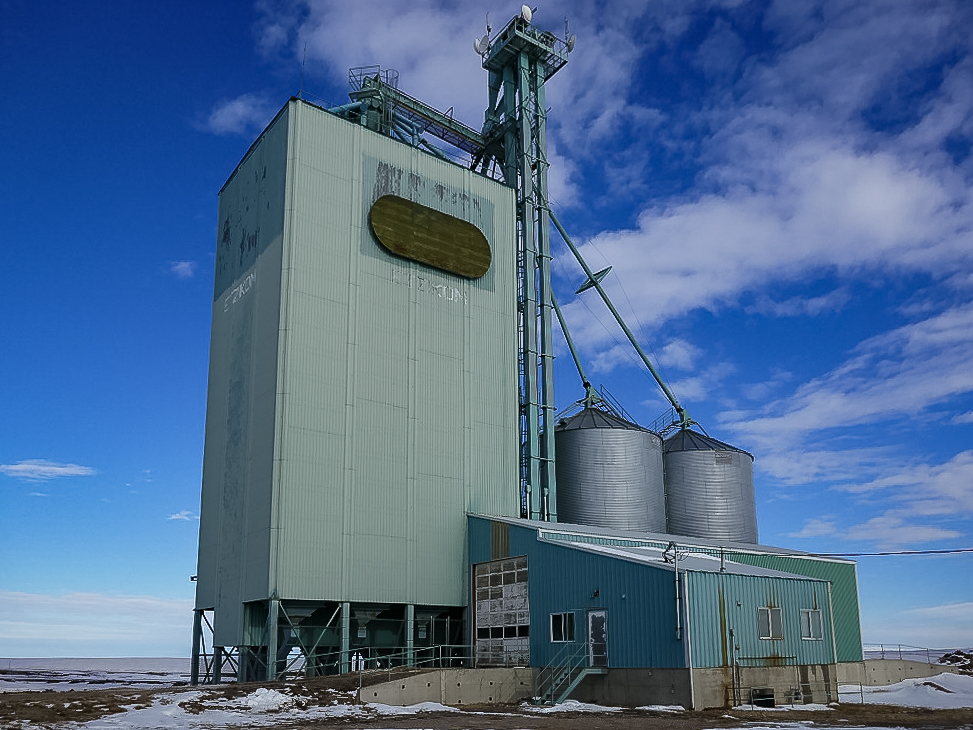 Etzikom, AB grain elevator, Jan 2018. Copyright by Michael Truman.