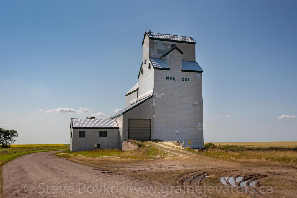 Grain elevator, Dalny, MB, Aug 2014. Contributed by Steve Boyko.