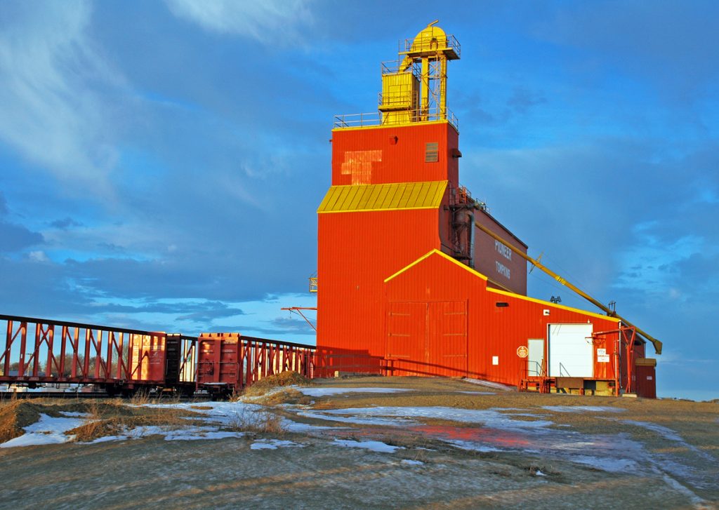 Grain elevator in Tompkins, SK, Jan 2007. Copyright by Gary Rich.