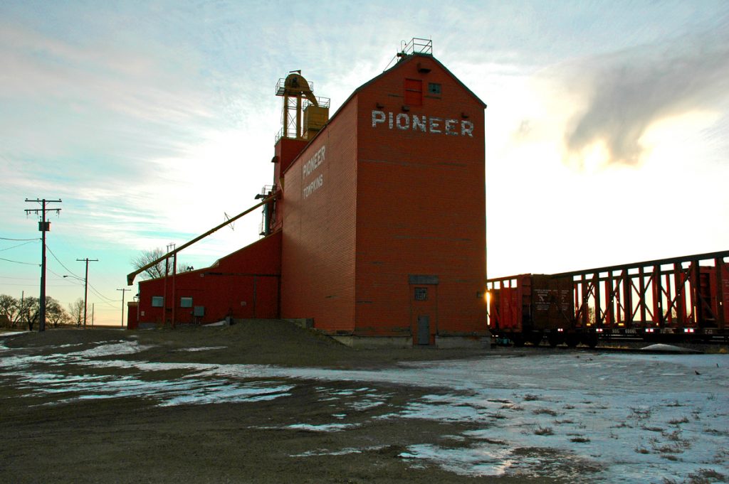 Grain elevator in Tompkins, SK, Jan 2007. Copyright by Gary Rich.