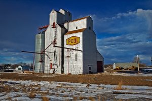 Ex Saskatchewan Wheat Pool grain elevator in Hazlet, SK, Jan 2007. Copyright by Gary Rich.