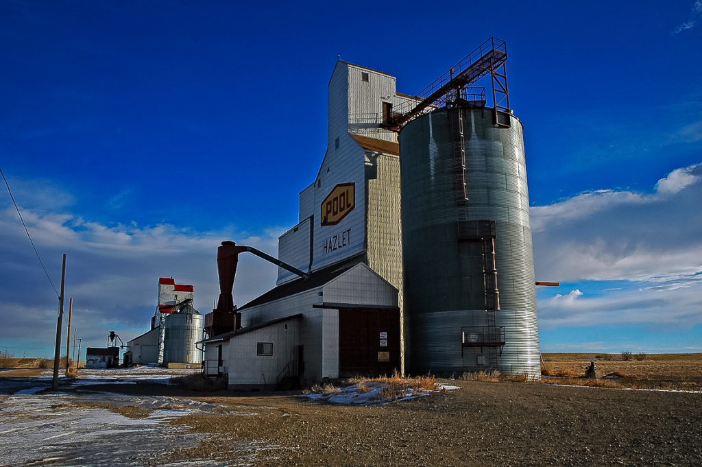 Ex Saskatchewan Wheat Pool grain elevator in Hazlet, SK, Jan 2007. Copyright by Gary Rich.