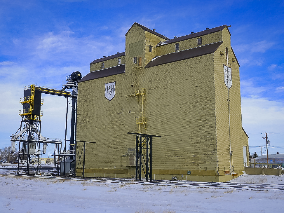 Parrish and Heimbecker grain elevator in Milk River, AB, Jan 2018. Copyright by Michael Truman.