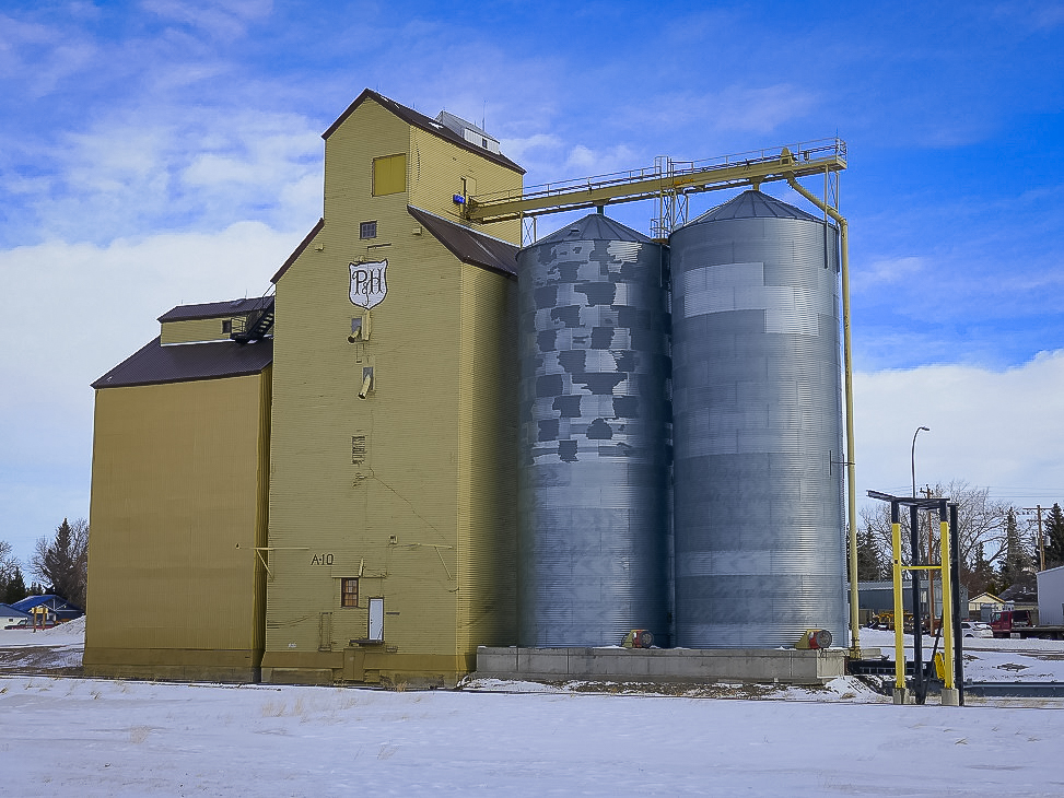 Parrish and Heimbecker grain elevator in Milk River, AB, Jan 2018. Copyright by Michael Truman.