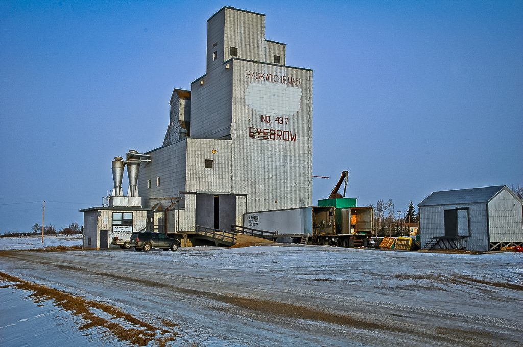A former Saskatchewan Wheat Pool grain elevator in Eyebrow, SK, Jan 2007. Copyright by Gary Rich.