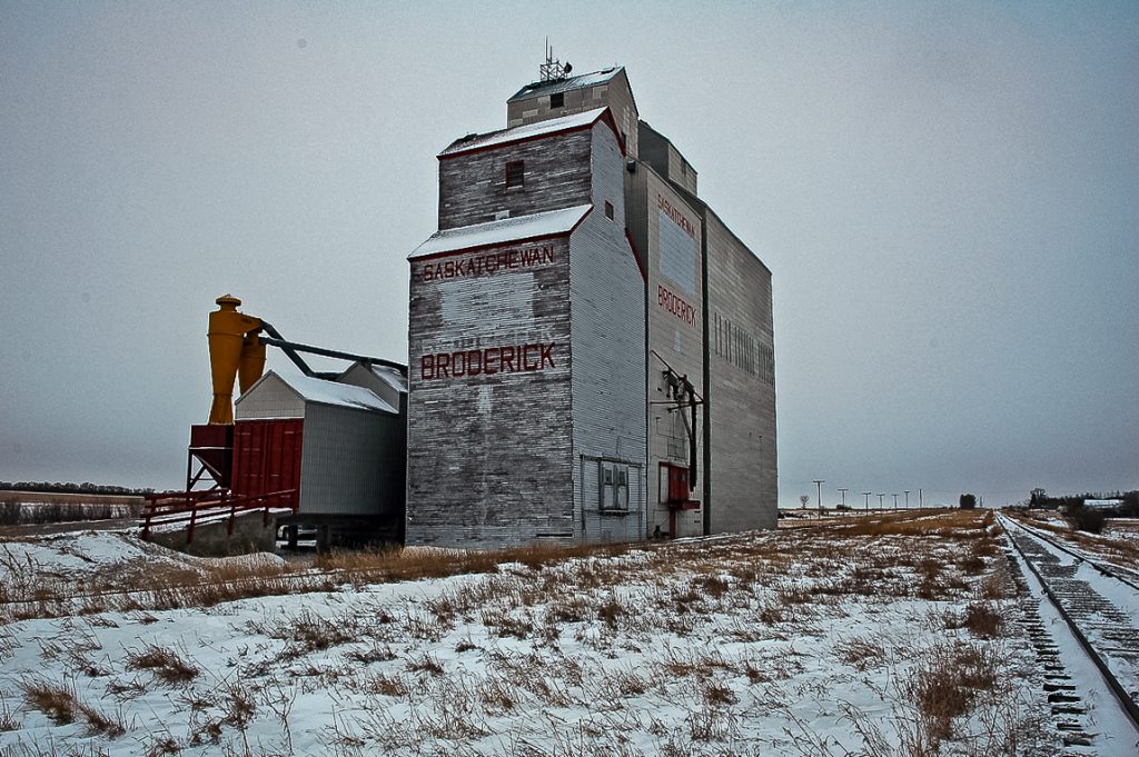 The grain elevator in Broderick, SK, Jan 2007. Copyright by Gary Rich.