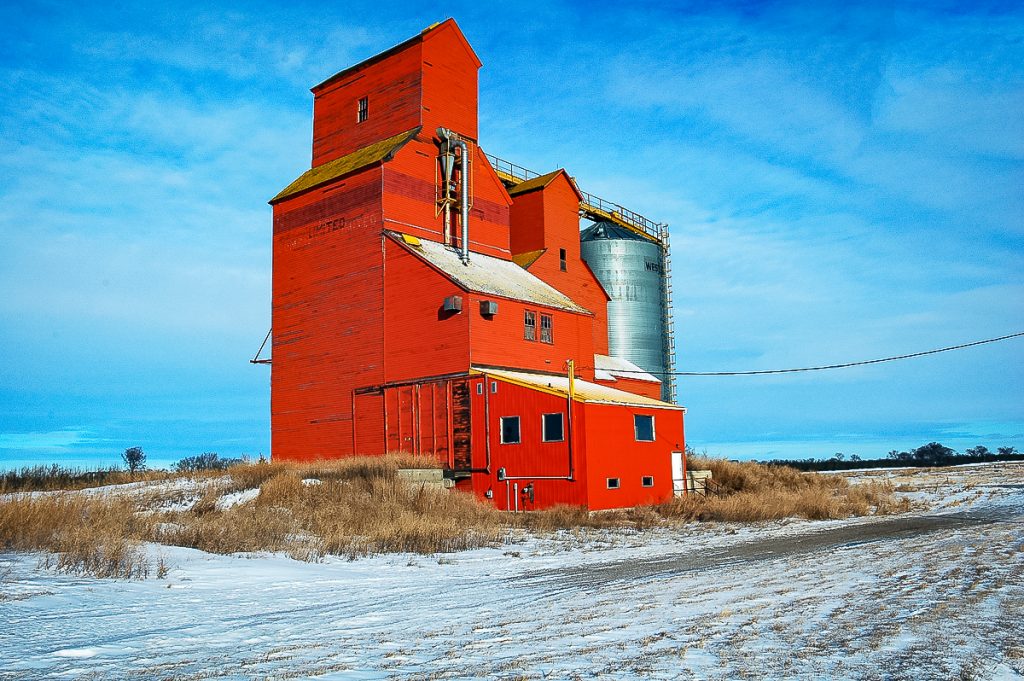 Ex Pioneer grain elevator in Conquest, SK, Jan 2007. Copyright by Gary Rich.