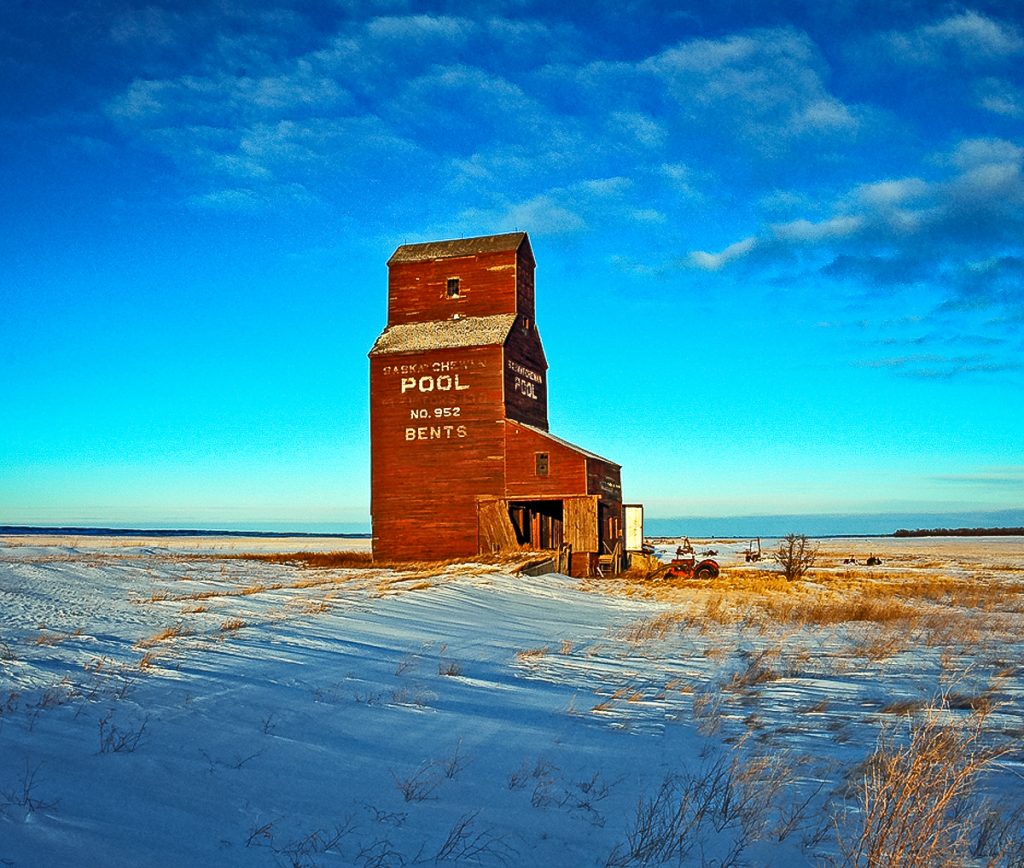The grain elevator in Bents, SK, Jan 2007. Copyright by Gary Rich.