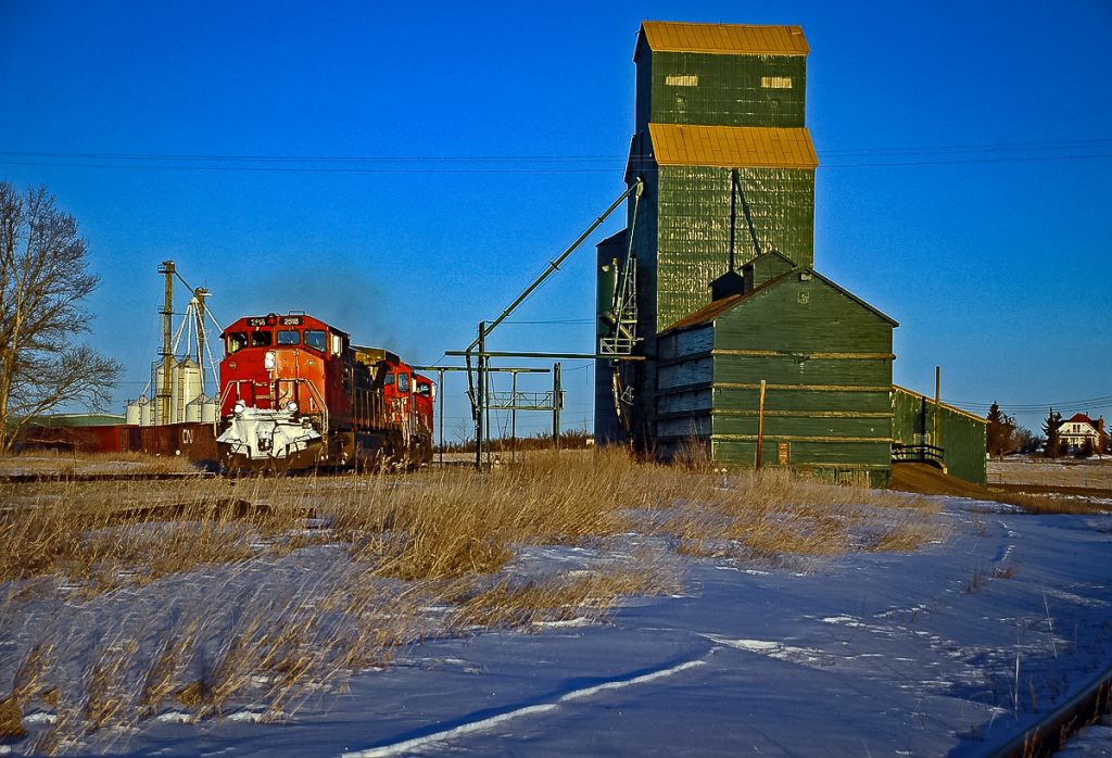 CN 2518 passing the Delia, AB grain elevator, Jan 2007. Copyright by Gary Rich.