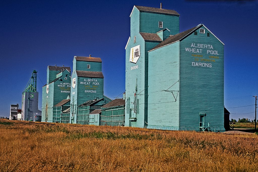 Grain elevators at Barons, AB, Sep 1995. Copyright by Gary Rich.