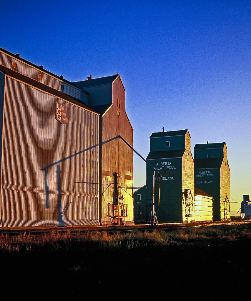 Bow Island, AB grain elevators, Sep 1995. Copyright by Gary Rich.