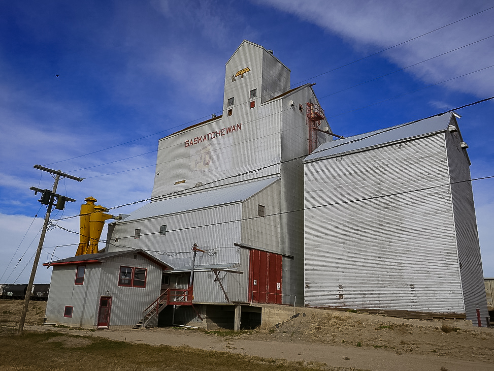 The ex Saskatchewan Wheat Pool grain elevator in Lang, SK, Oct 2017. Copyright by Michael Truman.