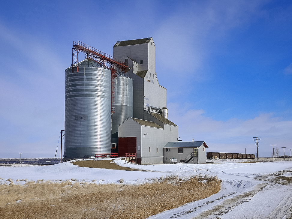 Grain elevator in Portreeve, SK, Feb 2018. Copyright by Michael Truman.