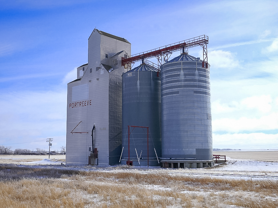 Grain elevator in Portreeve, SK, Feb 2018. Copyright by Michael Truman.