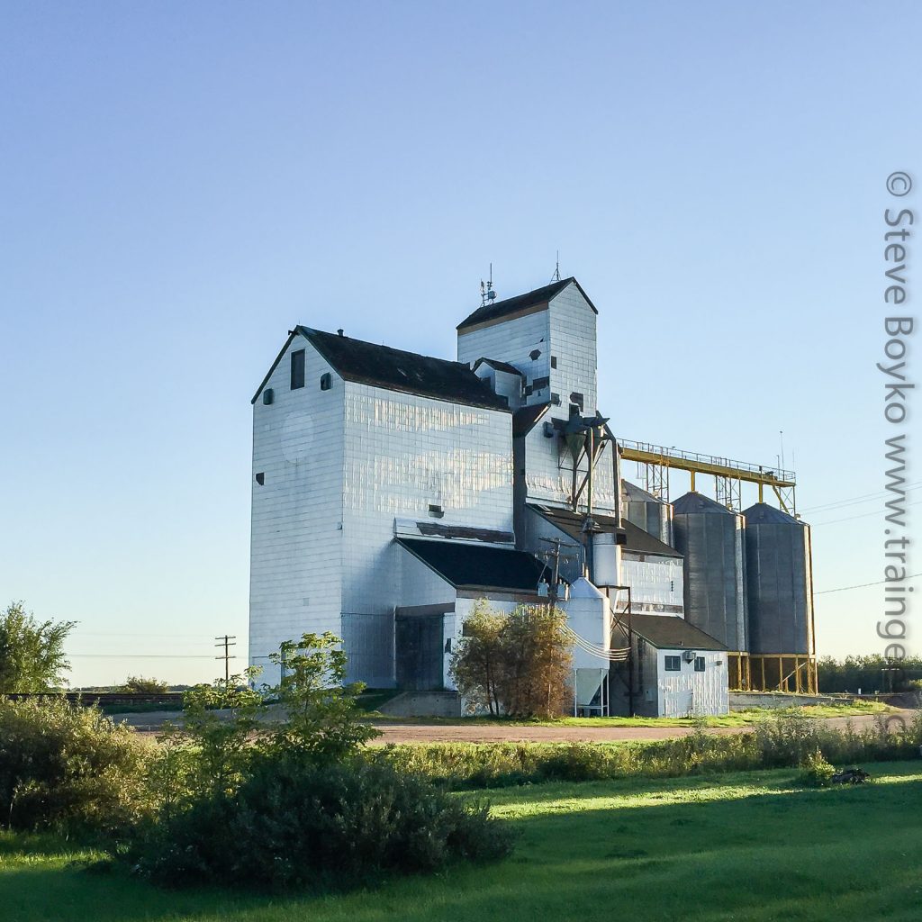 Dugald, Manitoba grain elevator, Sep 2015. Contributed by Steve Boyko.