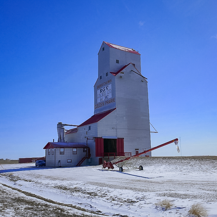 Grain elevator in Golden Prairie, SK, Apr 2018. Copyright by Michael Truman.