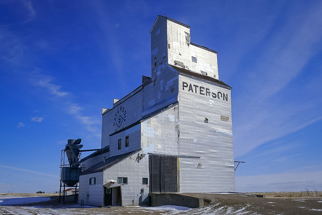 Paterson grain elevator in Fox Valley, SK, Apr 2018. Copyright by Michael Truman.