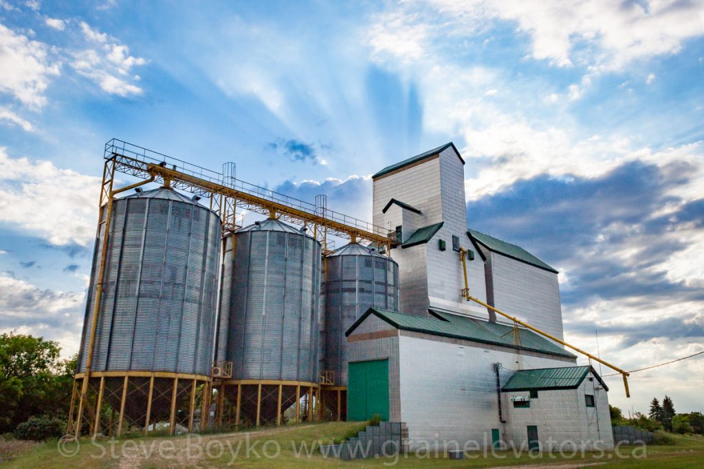 The grain elevator in Makinak, Manitoba, June 2015. Contributed by Steve Boyko.