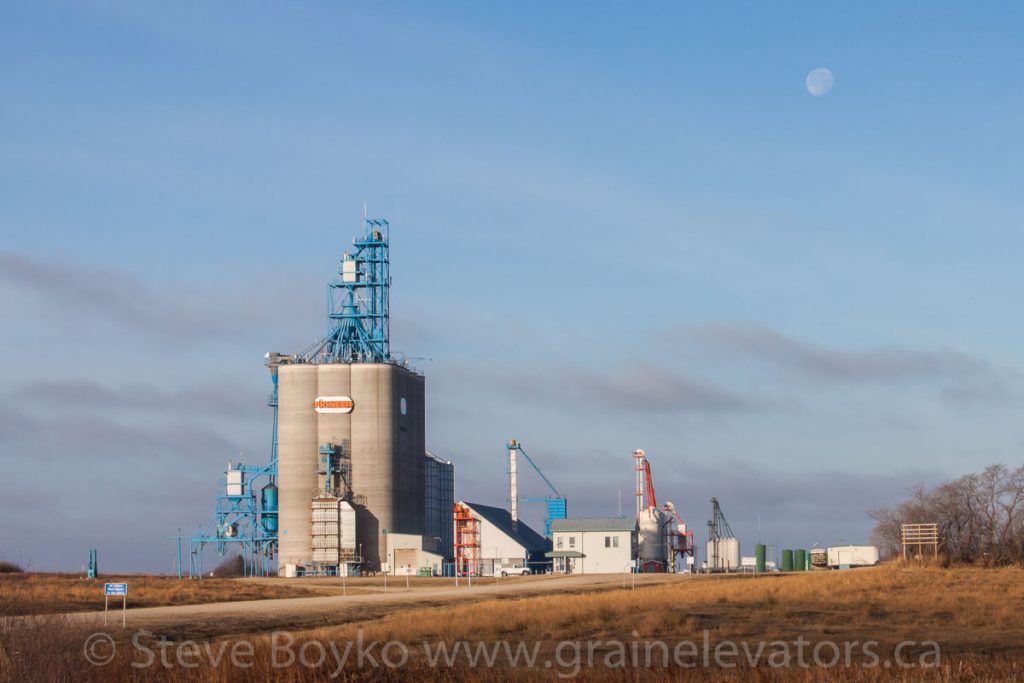 Richardson Pioneer grain elevator in Shoal Lake, MB, Nov 2014. Contributed by Steve Boyko. 