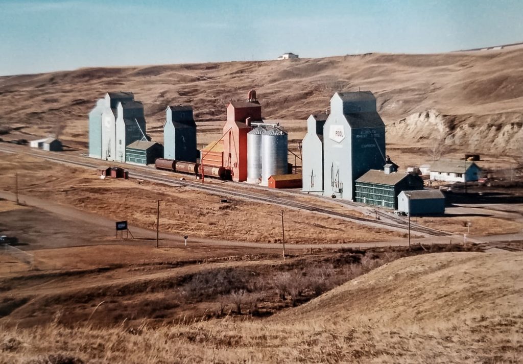 Carbon, AB grain elevators, 1988. Photo copyright by Jane Dau.