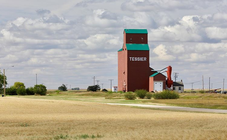 The grain elevator in Tessier, SK, 2019. Copyright by Robert Lundin.