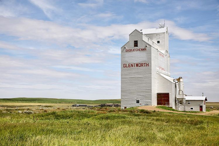 Grain elevator in Glentworth, SK, 2019. Copyright by Robert Lundin.