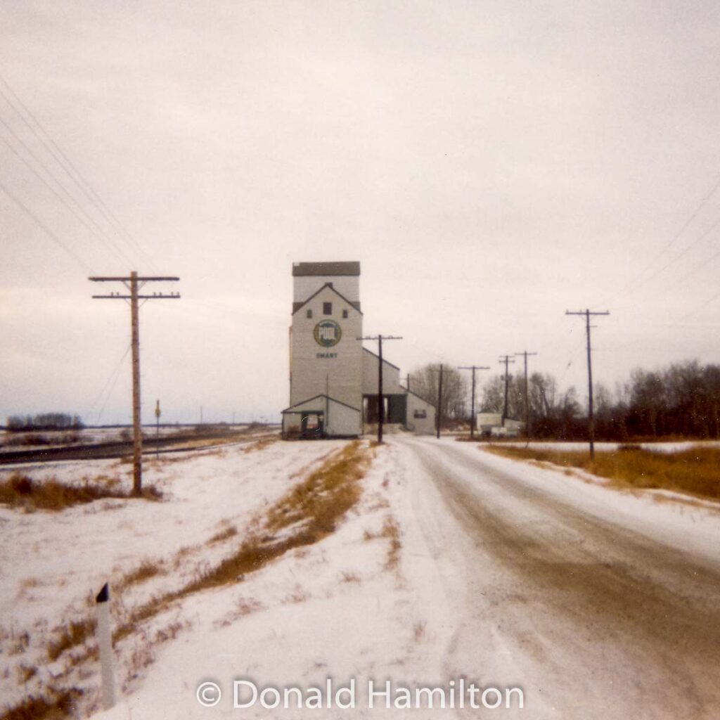 Grain elevator at Smart siding, Dec 1990. Contributed by Donald Hamilton.