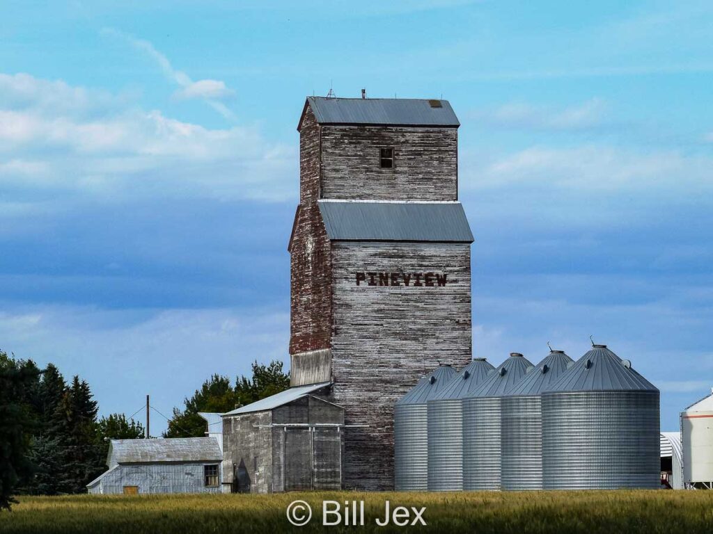 Pineview grain elevator near Whitford, AB, August 2014. Contributed by Bill Jex.