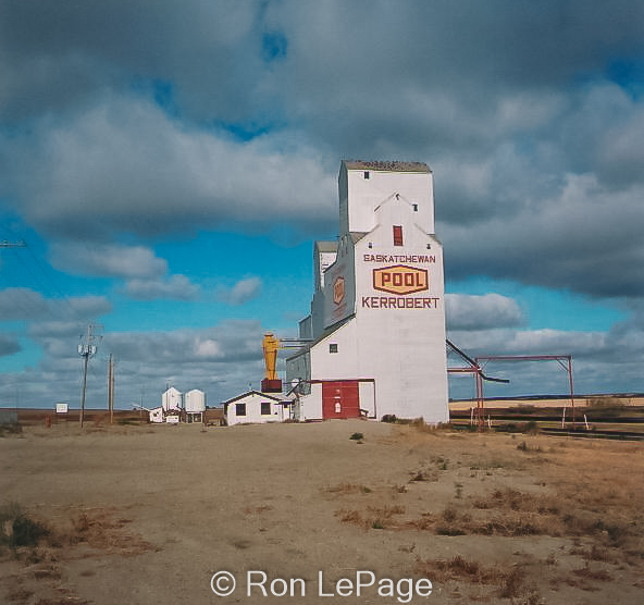 Kerrobert, SK grain elevator, Sep 2001. Contributed by Ron LePage.