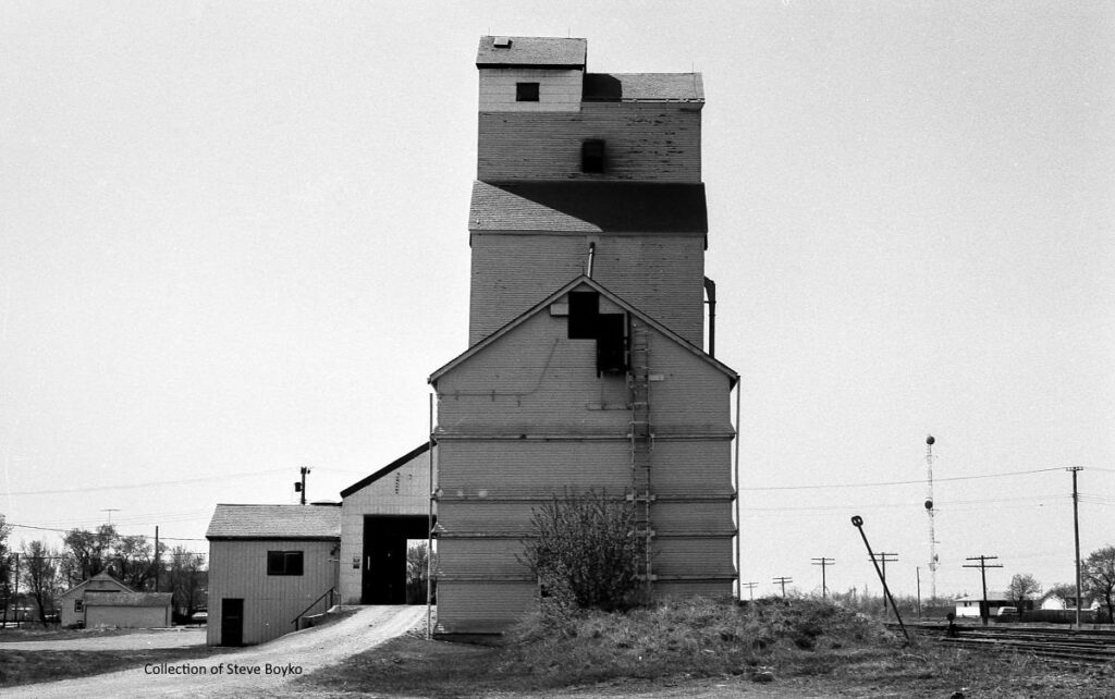 Manitoba Pool grain elevator, Selkirk, MB, Jan 1980. Collection of Steve Boyko.