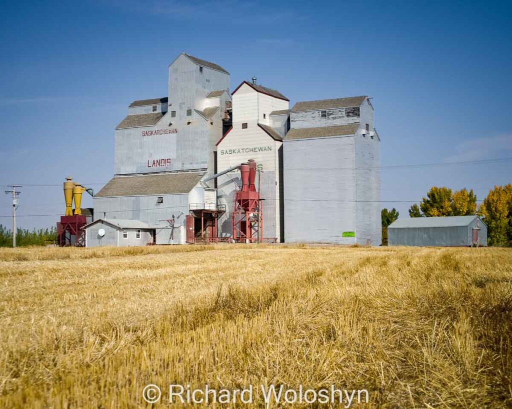 Landis, SK grain elevator, Sep 2014. Contributed by Richard Woloshyn.