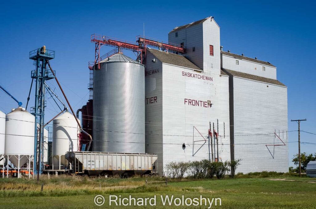 Frontier, SK grain elevator, Sep 2014. Contributed by Richard Woloshyn.