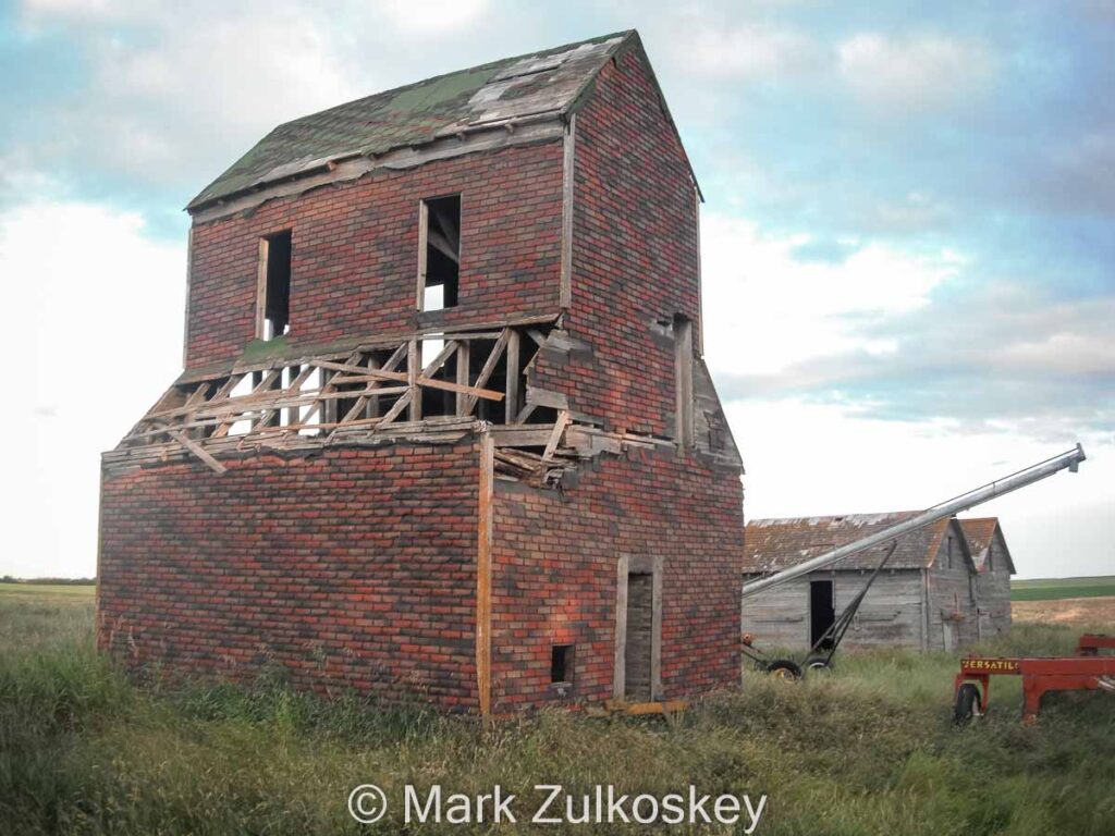 Grain elevator near Stonehenge, SK, 2010. Contributed by Mark Zulkoskey.