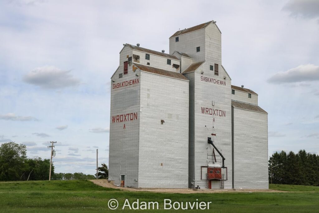Grain elevator with annexes