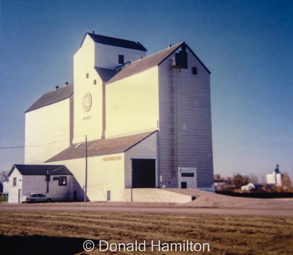 Manitoba Pool grain elevator in Morris, Manitoba, October 1989