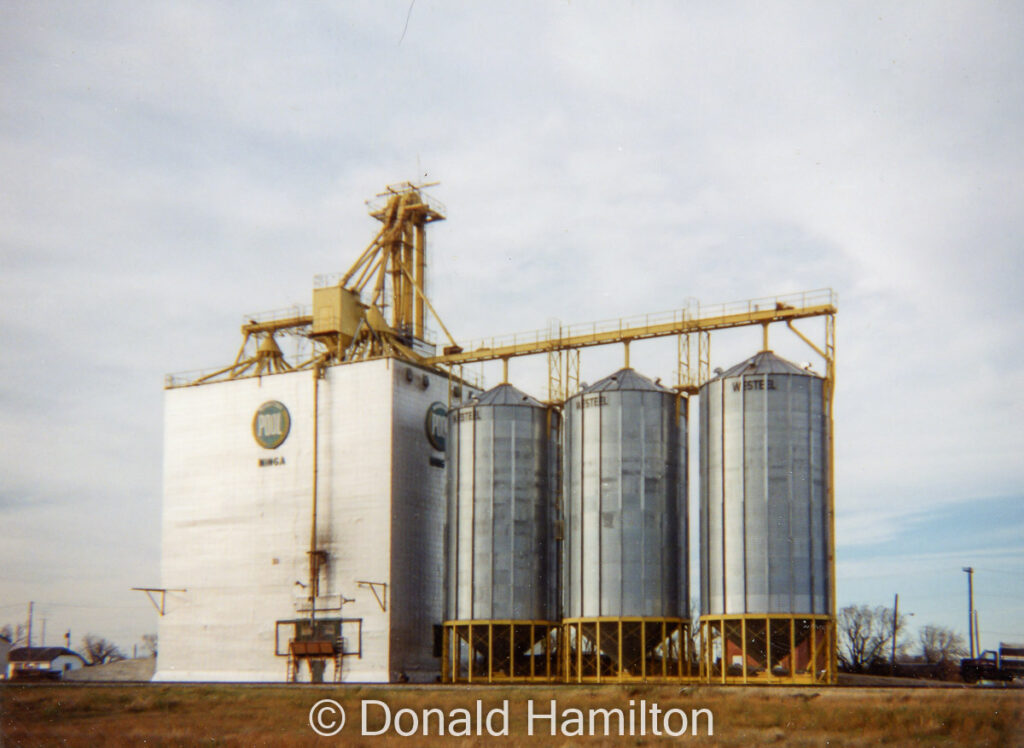 Manitoba Pool grain elevator in Ninga, September 1995.