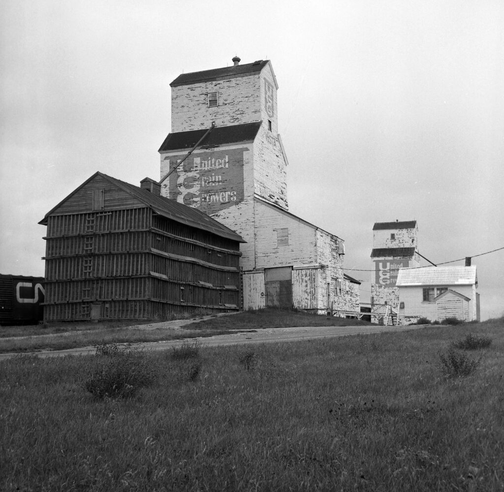 Two UGG grain elevators in Vista, MB, September 1985. Photo by Lawrence Stuckey.