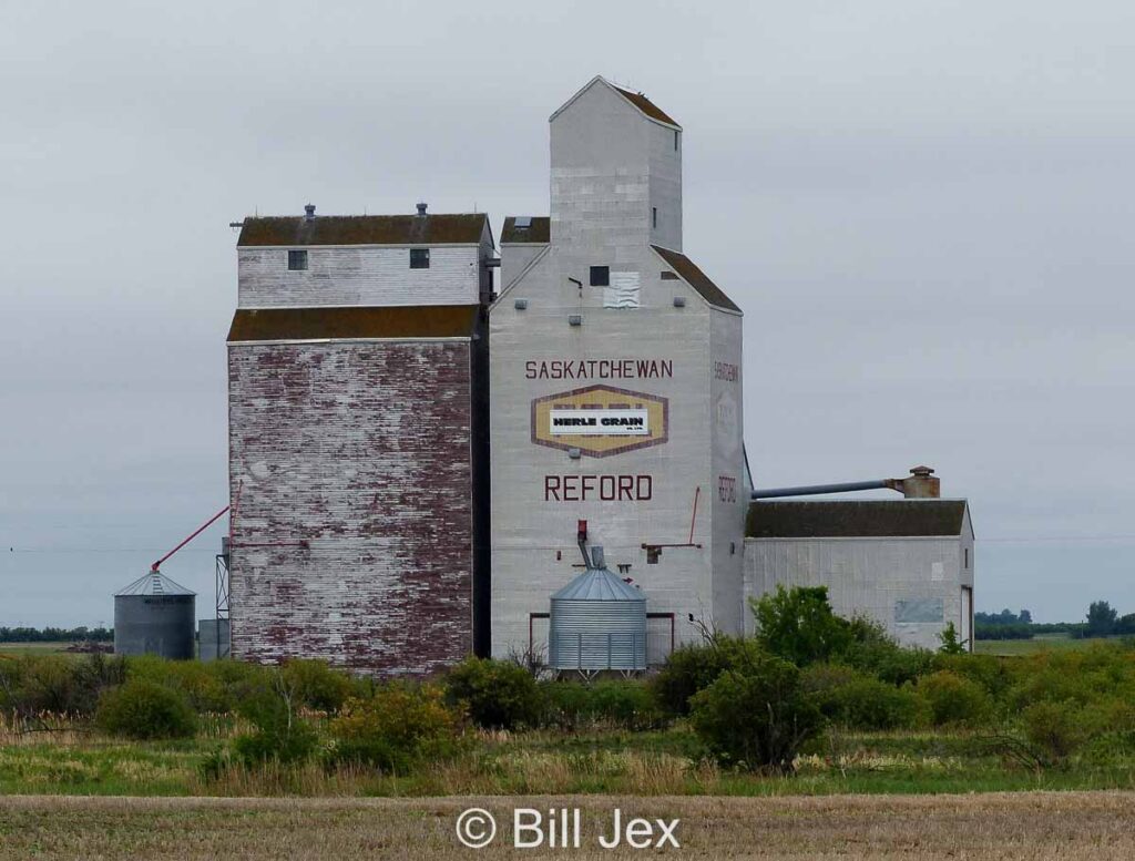 Ex Pool elevator in Reford, SK, June 2022. Contributed by Bill Jex.