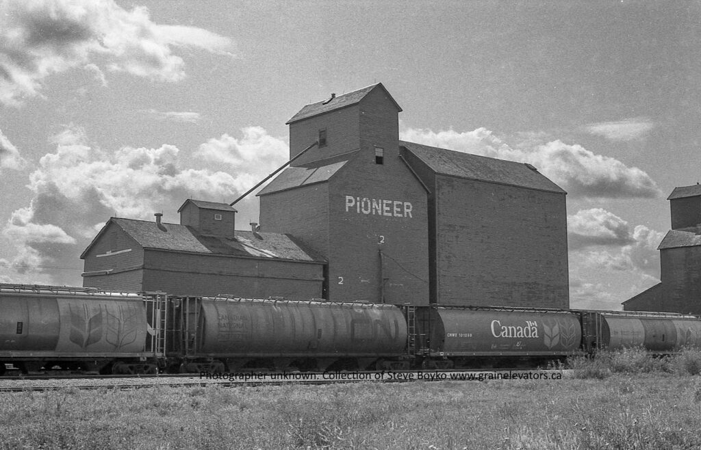 Pioneer grain elevator with cylindrical grain hopper cars